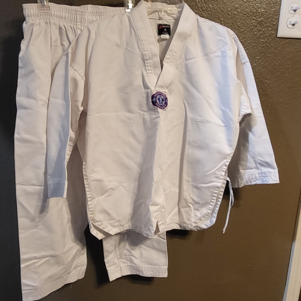 Swift kids taekwondo gi size 1